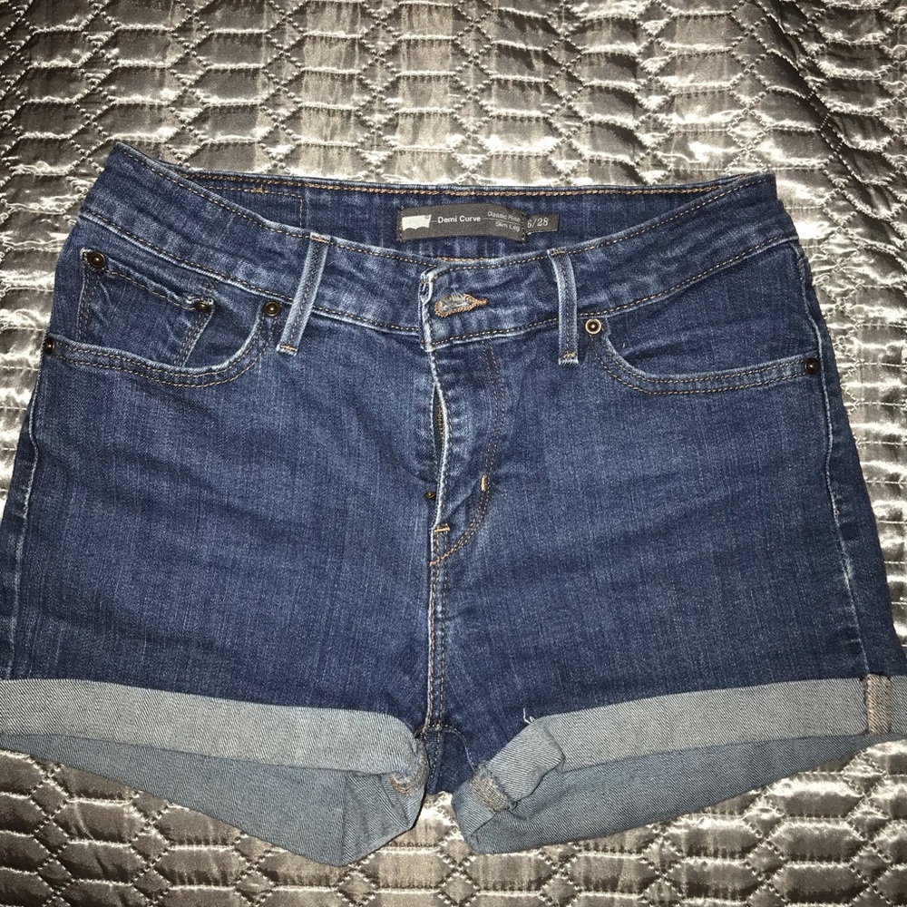 Size 28 Levi shorts